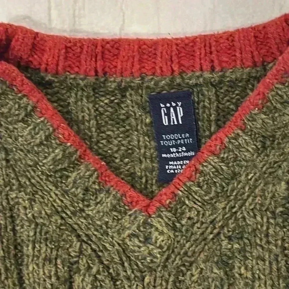 GAP - medium weight knit long sleeve V-neck sweater. Size  18-24 months - Picture 2 of 3